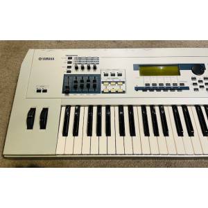 SINTETIZZATORE YAMAHA MO6