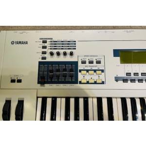 SINTETIZZATORE YAMAHA MO6